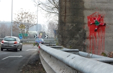 babbo natale attaccato al muro